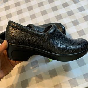 Yuu Womens Bethanee Clog Shoes size 7 M